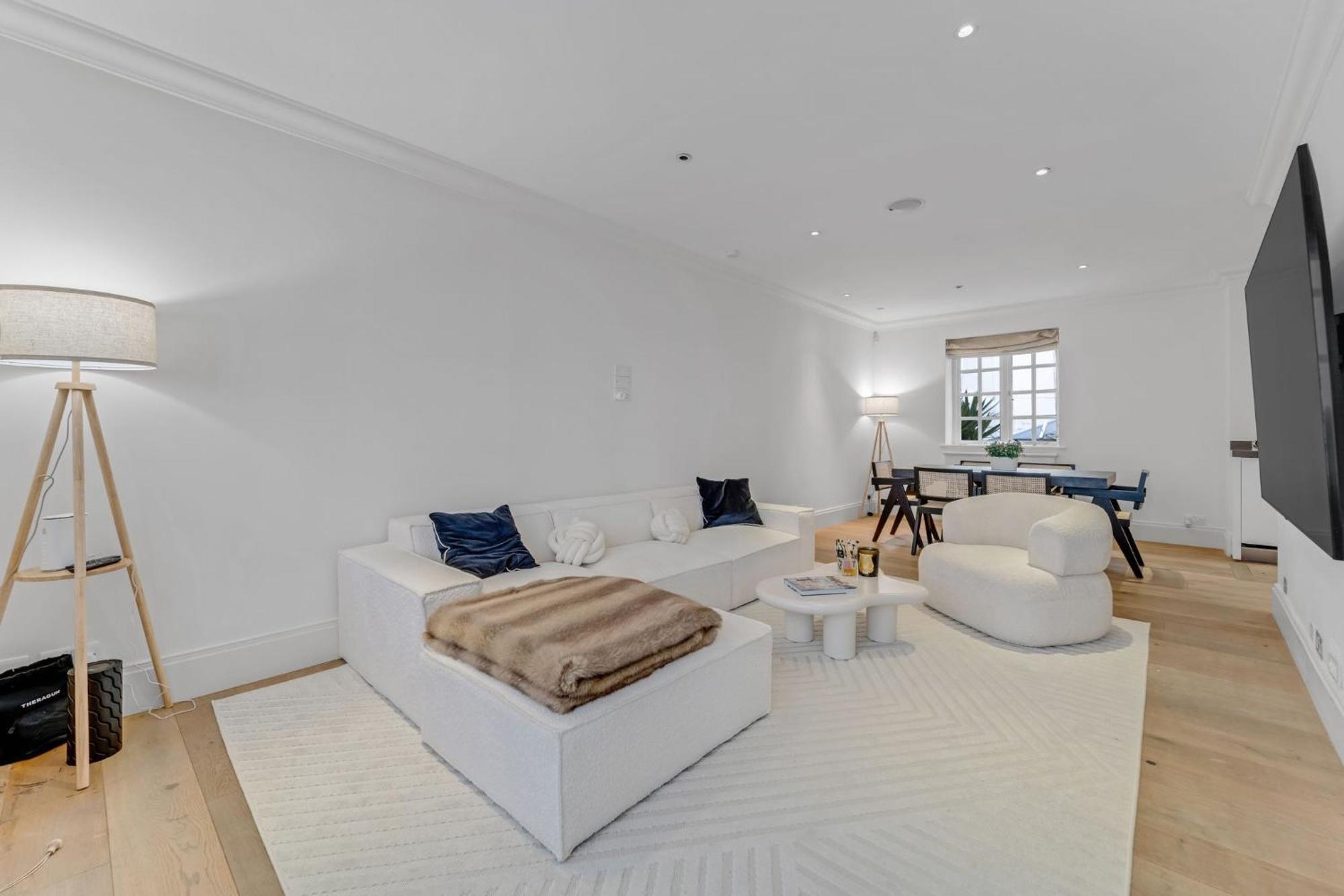 The Belgravia Place - Stunning & Bright 2bdr Londen