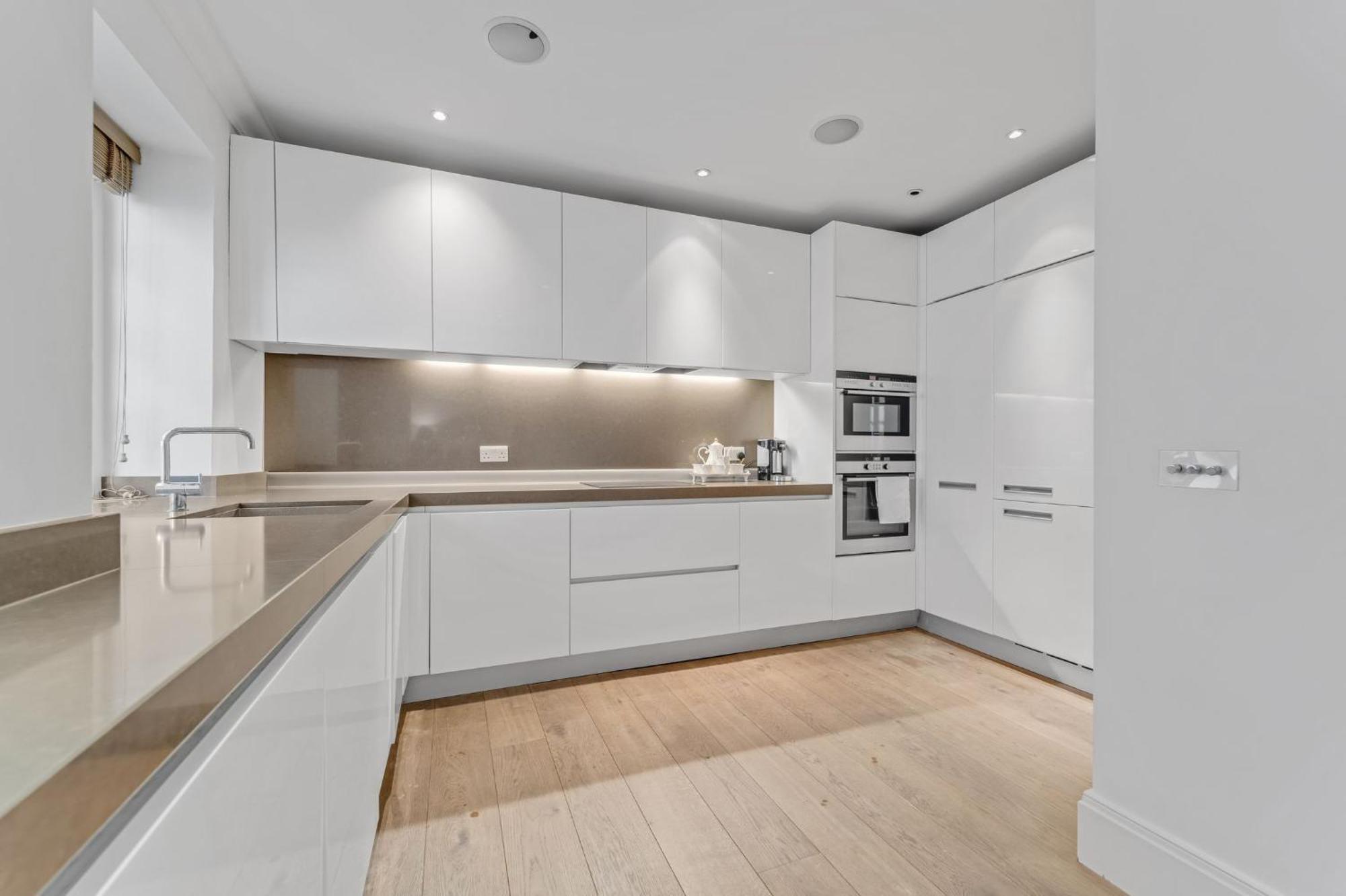 The Belgravia Place - Stunning & Bright 2bdr Londen